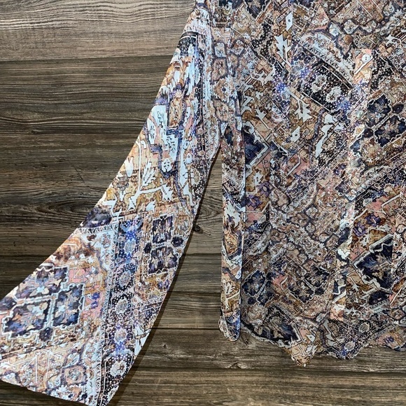 SMYM Zuko Bell Sleeve Top - Picture 4 of 11